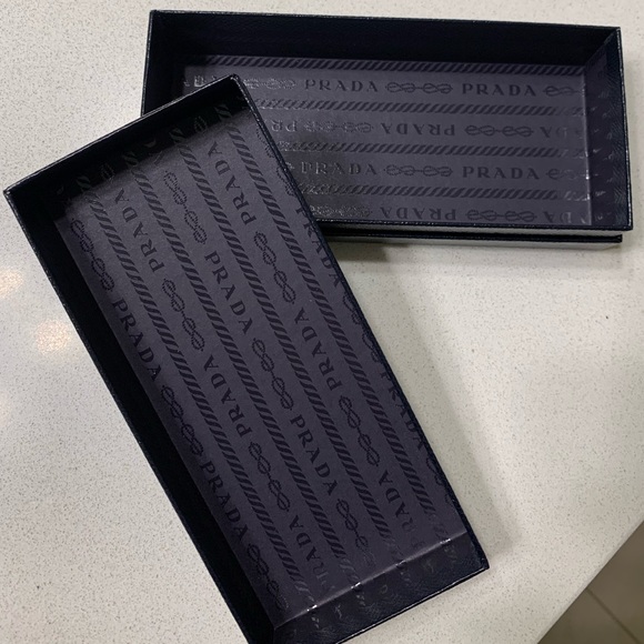 Prada sunglass box - Picture 2 of 3